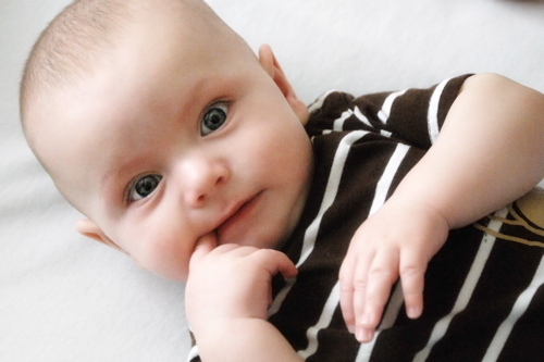 小孩咬手指 www.rui-ling.com