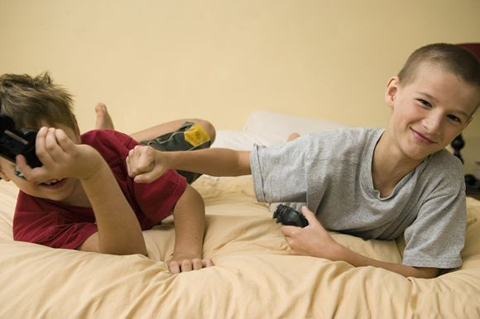 如何解决小孩子动手打人的问题？